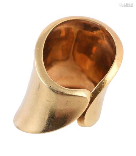 A gold coloured dress ring