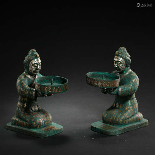 A PAIR OF CHINESE KNEELING FIGURE INLAID WITH GOLD AND SILVE...