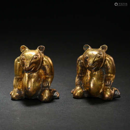 A PAIR OF CHINESE GILT BRONZE BEARS, WARRING STATES PERIOD