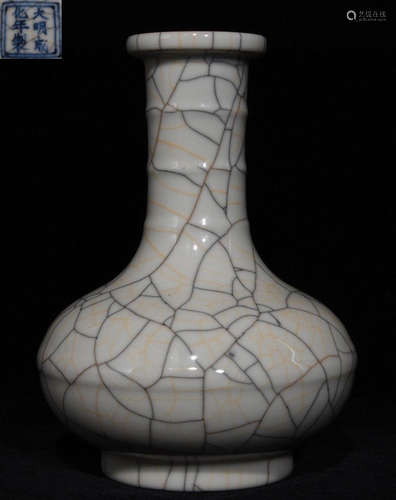 DAMINGCHENGHUANIANZHI MARK WHITE GLAZE VASE