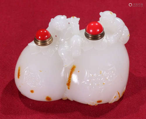 HETIAN JADE SNUFF BOTTLE CARVED WITH FIGURE