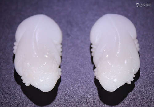 PAIR OF HETIAN JADE PIXIU PENDANT