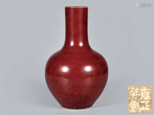 红釉天球瓶