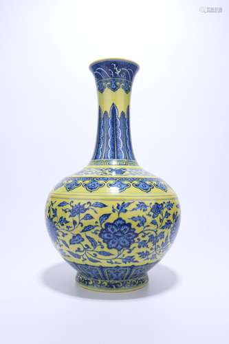 chinese yellow-ground blue and white porcelain vase