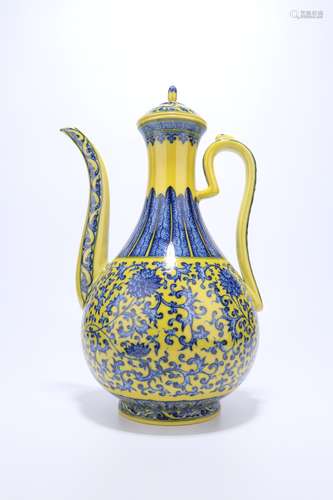 chinese yellow-ground blue and white porcelain pot