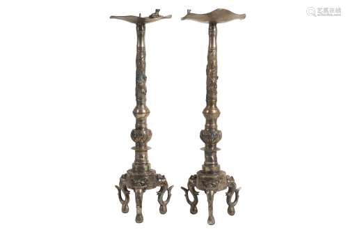 A PAIR OF 20TH CENTURY SILVERED METAL CHINESE CANDLESTICKS