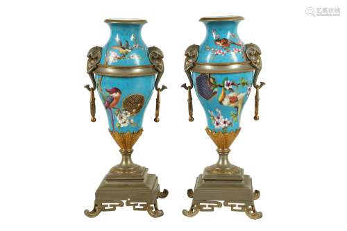 A PAIR OF LATE 19TH CENTURY FRENCH JAPONISME STYLE PORCELAIN...