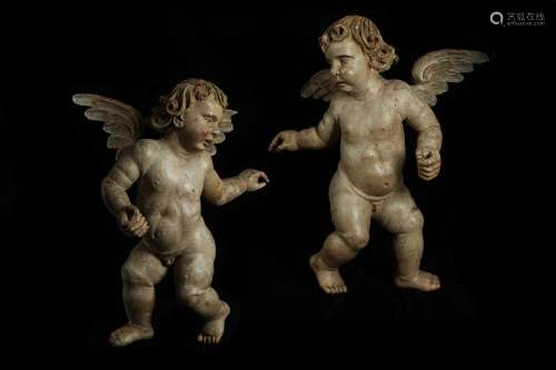 A PAIR OF LATE 17TH / EARLY 18TH CENTURY SOUTH GERMAN CARVED...