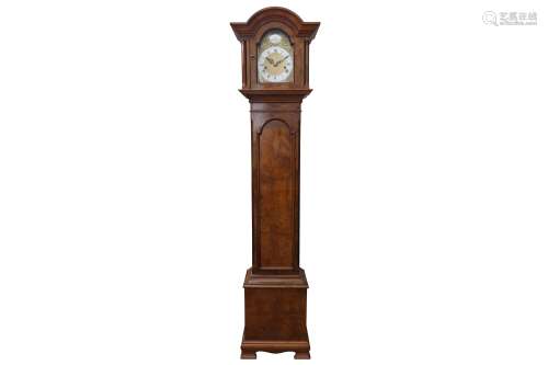 A LATE 19TH / EARLY 20TH CENTURY WALNUT GRANDMOTHER CLOCK