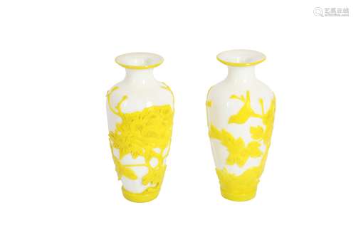 A PAIR OF CHINESE BEIJING GLASS YELLOW-OVERLAY VASES.