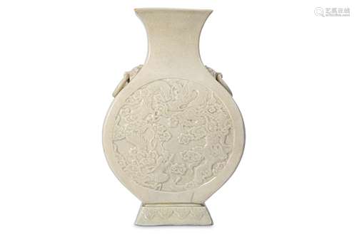 A CHINESE CREAM-GLAZED 'DRAGON' VASE, HU.