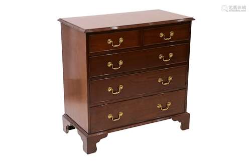 A MAHOGANY CHEST OF DRAWERS, IN THE GEORGE III STYLE, 20TH C...