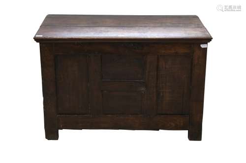 AN OAK COFFER, LATE 17TH/ EARLY18TH CENTURY