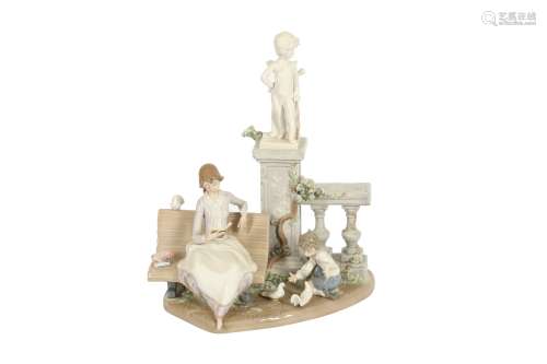 A LLADRO PORCELAIN FIGURE GROUP OF 'STUDYING IN THE PARK
