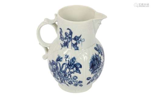 A WORCESTER PORCELAIN BLUE AND WHITE JUG,18TH CENTURY