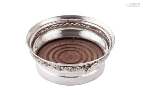 A 20TH CENTURY STELRING SILVER WINE COASTER, BY CARTIER