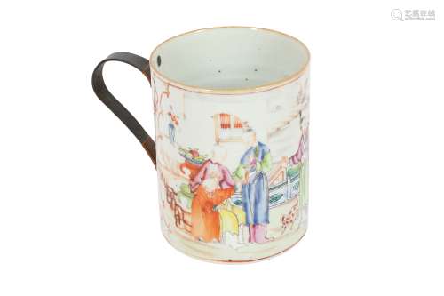 A CHINESE EXPORT PORCELAIN MUG, 18TH CENTURY