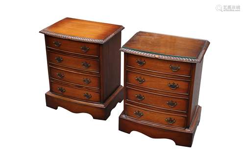 A SET OF THREE MAHOGANY MINIATURE CHESTS, LATE 20TH CENTURY