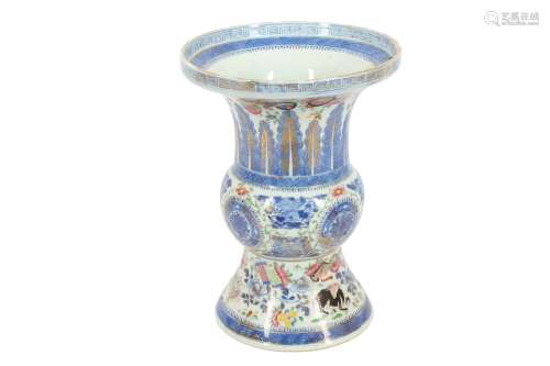 A CHINESE PORCELAIN SQUAT GU VASE, MID/LATE 19TH CENTURY