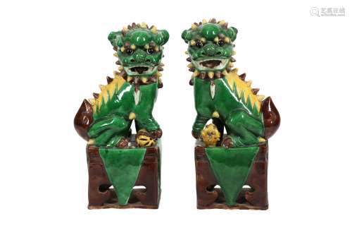 A PAIR OF CHINESE PORCELAIN SANCAI LIONS, MID 20TH CENTURY