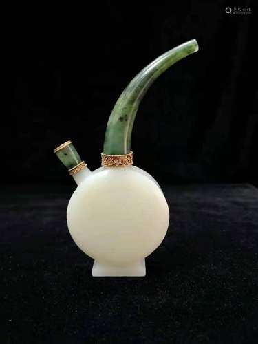 A JADE SNUFF BOTTLE