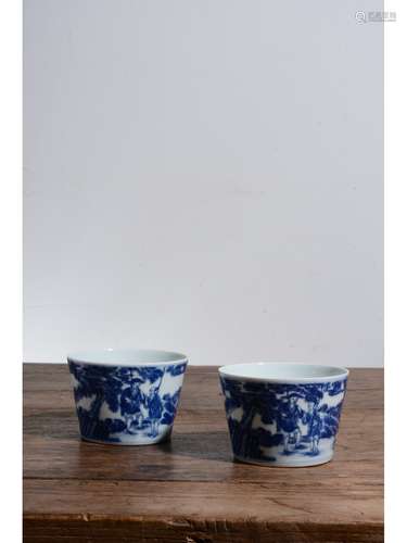 A PAIR OF BLUE AND WHITE CUPS