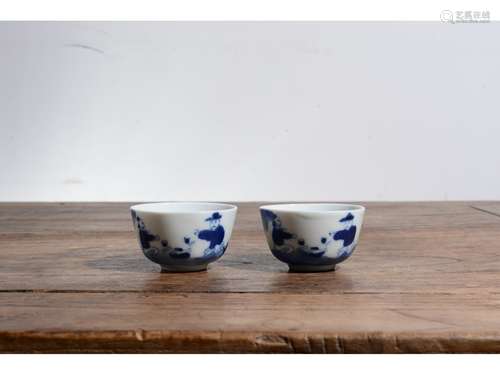 A PAIR OF BLUE AND WHITE CUPS