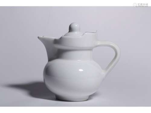 A TIANBAI-GLAZED EWER AND COVER