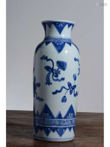 A BLUE AND WHITE MALLET VASE