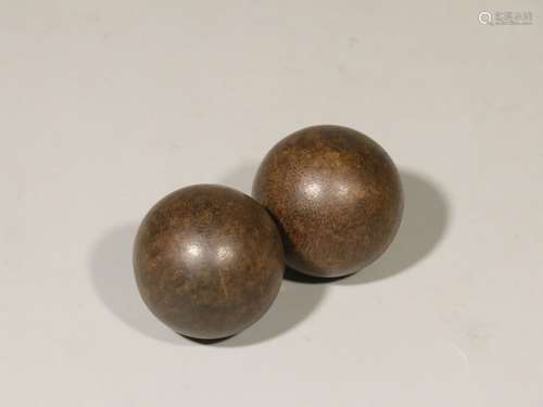 A PAIR OF CHENXIANG BEADS