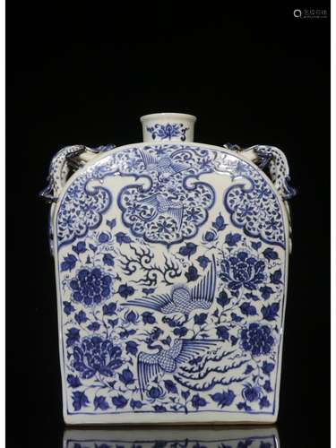 A CHINA REPUBLICAN BLUE AND WHITE VASE