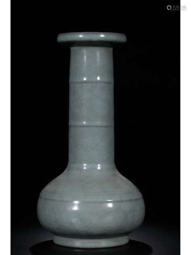 A GUAN-TYPE BOTTLE VASE