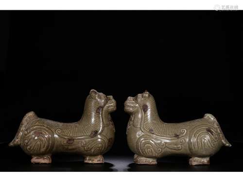 A PAIR OF XIANGZHOU YAO CELADON-GLAZED FIGURE OF LIONS