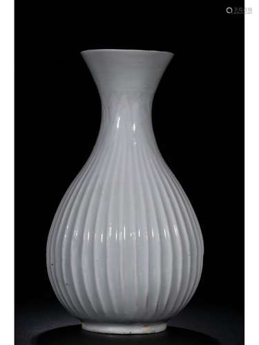 A HUTIAN YAO LOBED VASE