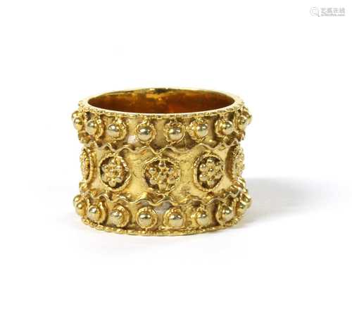 A 9ct gold Etruscan Revival-style ring, c.1970,