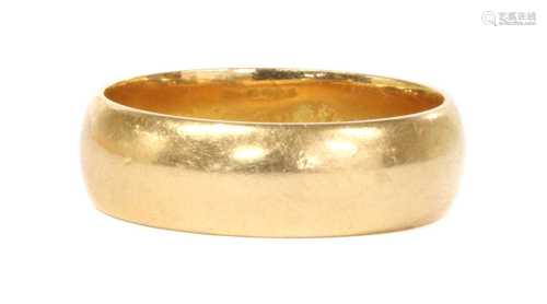 An 18ct gold 'D' section wedding ring,