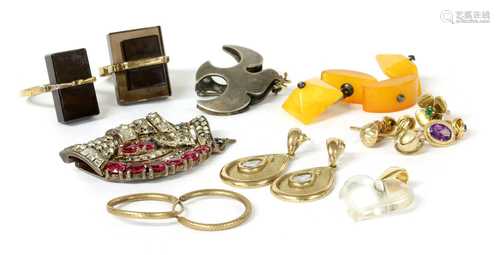 A quantity of jewellery,