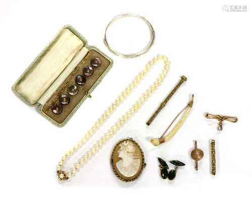 A quantity of jewellery,