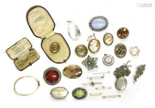 A quantity of jewellery,