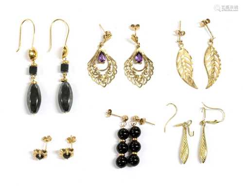 A quantity of gold earrings,