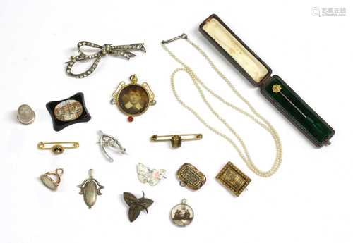 A quantity of jewellery,