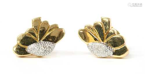 A pair of 18ct gold diamond set daisy stud earrings,