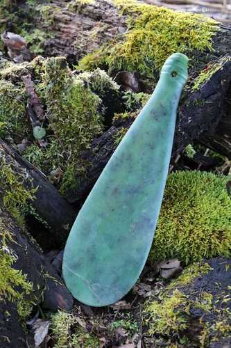 A Maori mere pounamu hand club