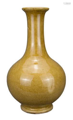 CHINESE YELLOW GLAZED PORCELAIN BOTTLE VASE, QING DYNASTY, 1...