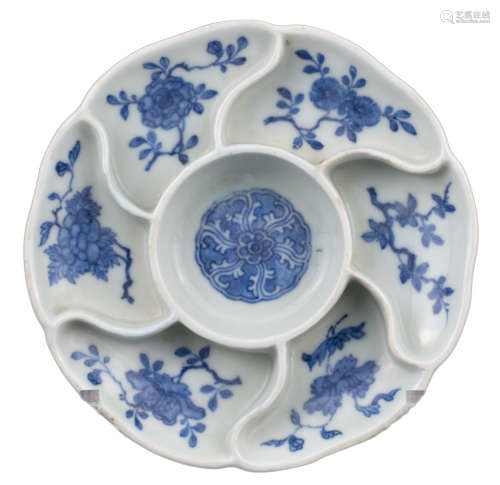 CHINESE BLUE AND WHITE PORCELAIN SWEETMEAT DISH, QIANLONG PE...