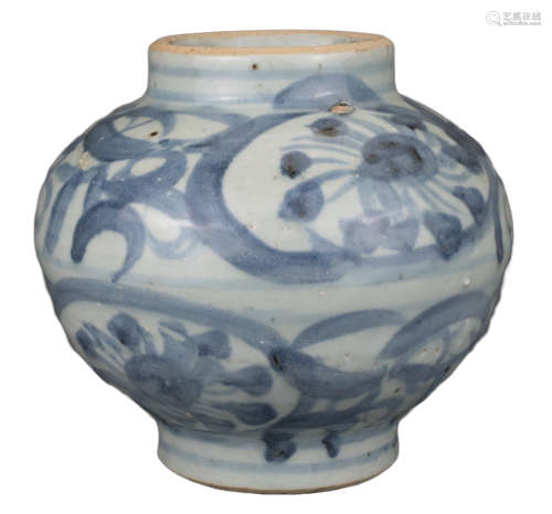 CHINESE BLUE AND WHITE PORCELAIN JAR, MING DYNASTY