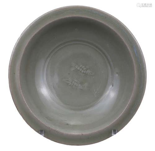 CHINESE LONGQUAN CELADON ‘TWIN FISH’ DISH, SONG DYNASTY