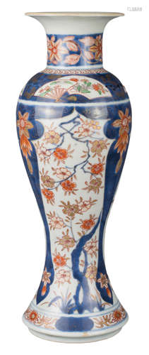 CHINESE IMARI PORCELAIN VASE, KANGXI PERIOD, 18th CENTURY