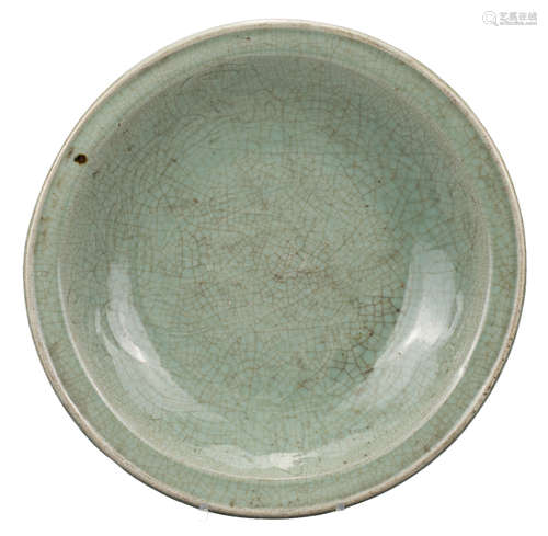 LARGE CHINESE CELADON DISH, MING DYNASTY