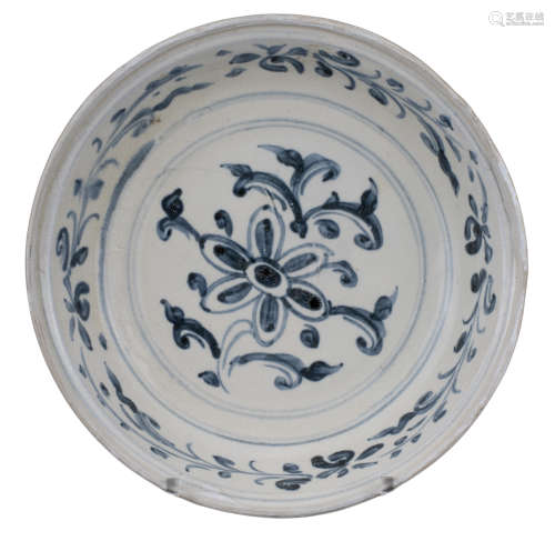 VIETNAMESE BLUE AND WHITE PORCELAIN DISH, 15/16th CENTURY